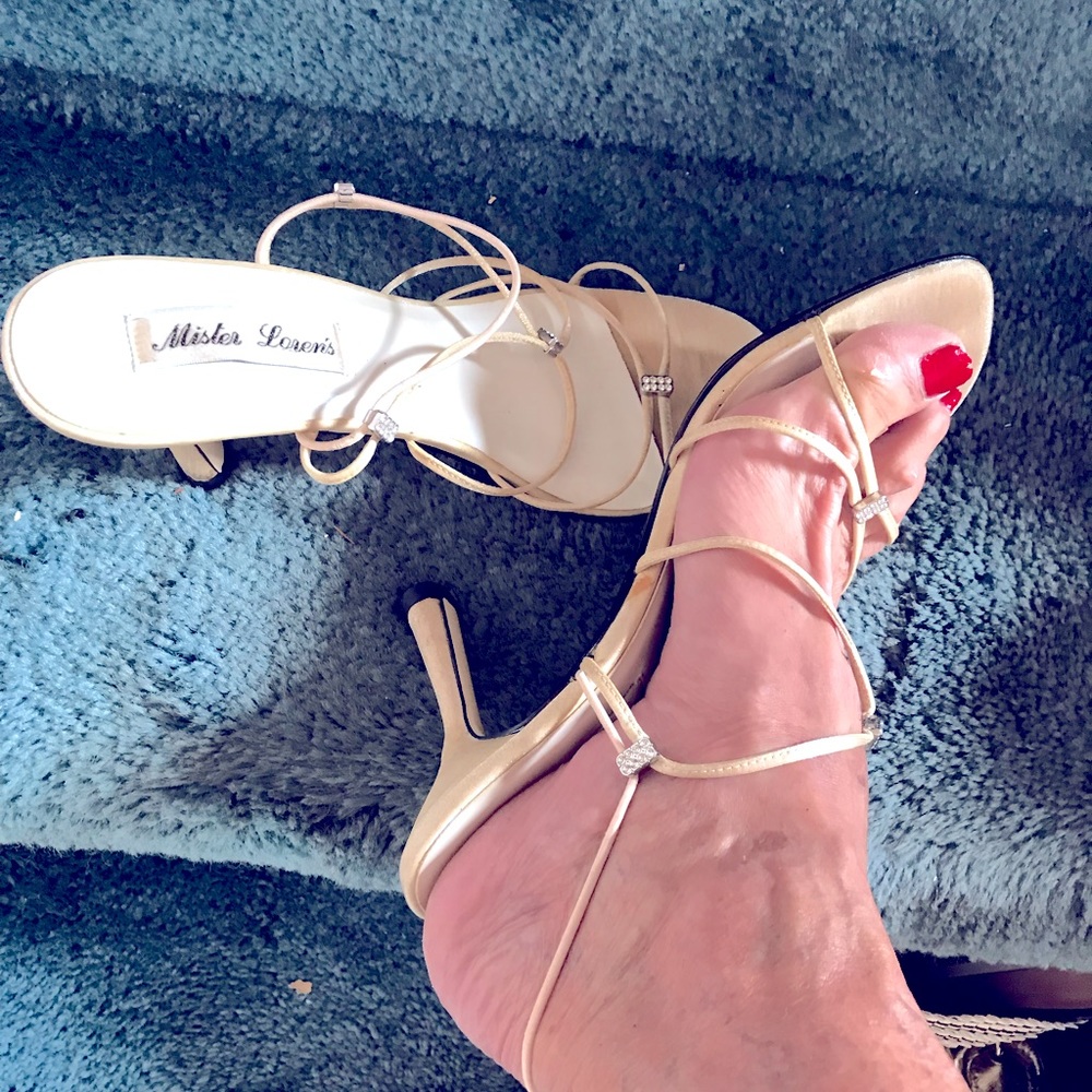 Mister Loren’s oyster strappy sandal size 8.5